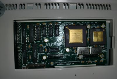 The turbo-card fits nicely in the trapdoor slot of the Amiga 1200 with the memory module in place. Had no problems closing the slot with the lid afterwards (photo by Old School Game Blog)